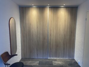 KG50 Skydeskabsbeslagsæt til 2 låger, inkl. 1,5m top- og bundskinne