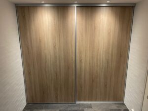 KG50 Skydeskabsbeslagsæt 2,5M top- og bundskinne og 4 låger